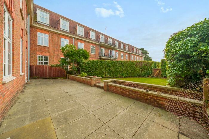 3 Bedroom Flat For Sale In Ottershaw Park, Ottershaw, KT16