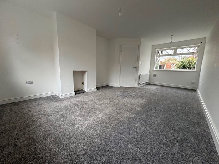 3 Bedroom Town House To Rent In Main Street, Alfreton, DE55