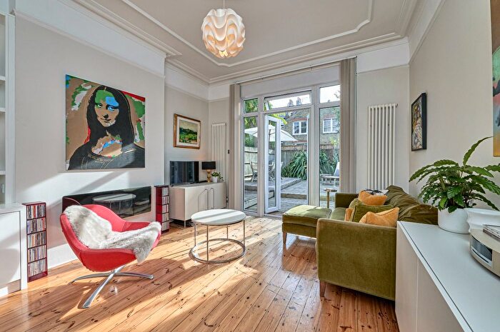 2 Bedroom Flat For Sale In Cavendish Road, Clapham, London, SW12