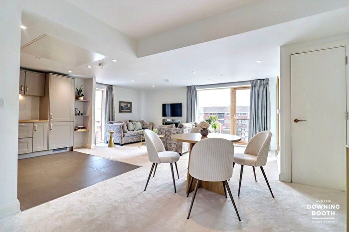 2 Bedroom Flat For Sale In Monks Close, Lichfield, WS13