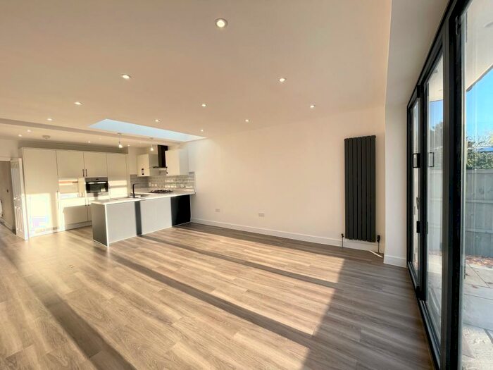 5 Bedroom House To Rent In Thurloe Gardens, RM1