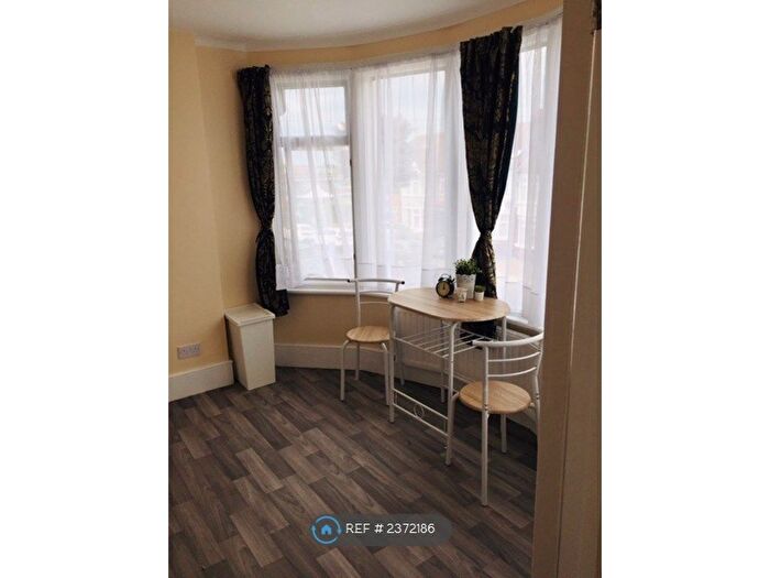 Studio To Rent In Grenoble Gardens, London, N13
