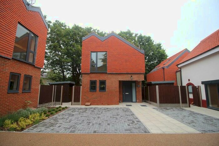 3 Bedroom Detached House To Rent In Aldersbrook Road, Manor Park, E12