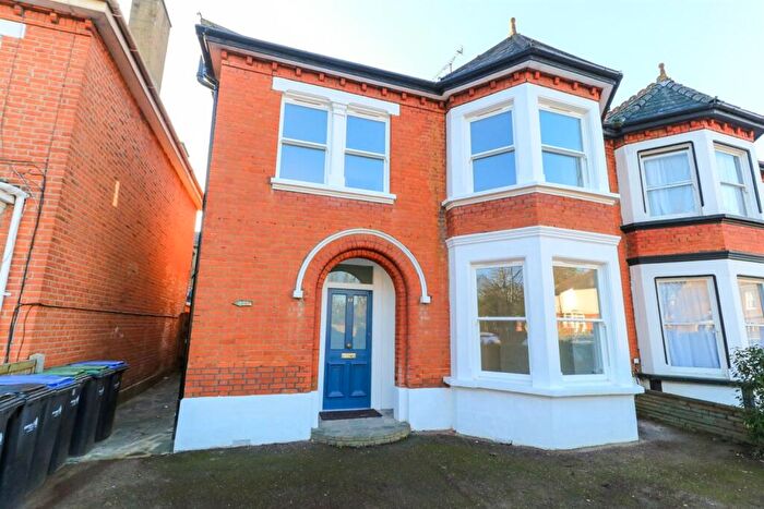 2 Bedroom Flat To Rent In Little Park Gardens, EN2