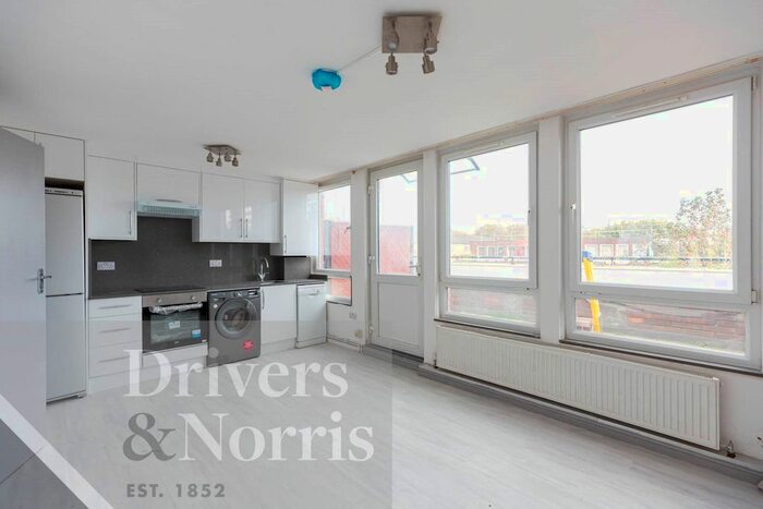 4 Bedroom Flat To Rent In Copperfield Mews, Edmonton, London N18