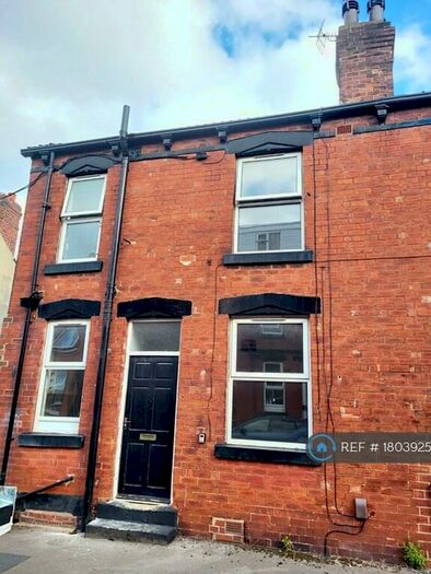 2 Bedroom Terraced House To Rent In Aviary Mount, Leeds, LS12