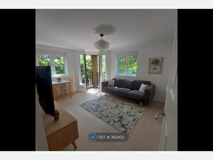 2 Bedroom Flat To Rent In Brunswick Quay, London, SE16