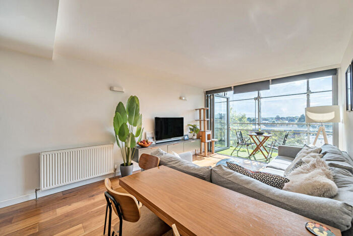 2 Bedroom Apartment For Sale In Consort Road, London, SE15