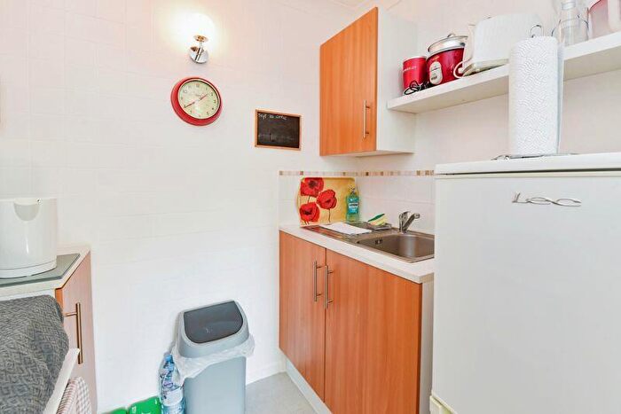 1 Bedroom Flat For Sale In Regal Court (Warminster), Warminster, BA12