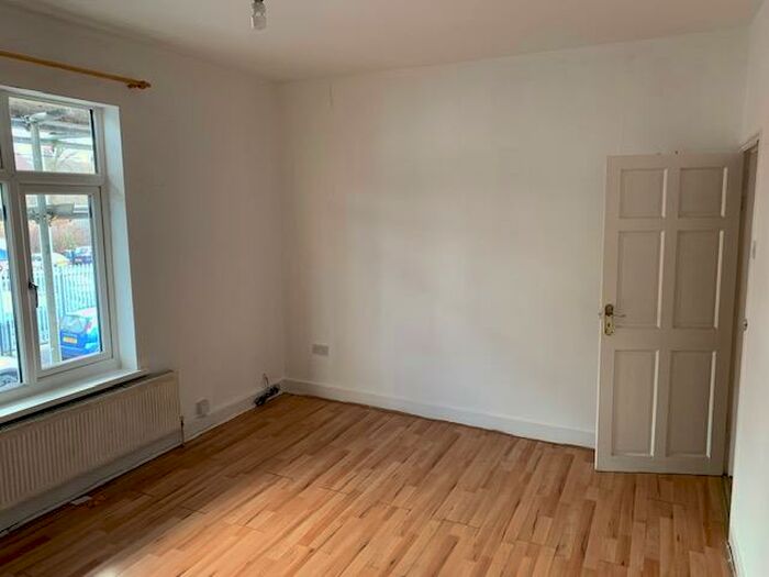 1 Bedroom Flat To Rent In Bury Park Road, Luton, Bedfordshire, LU1