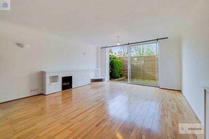 3 Bedroom Apartment To Rent In Queen Adelaide Road, London, SE20