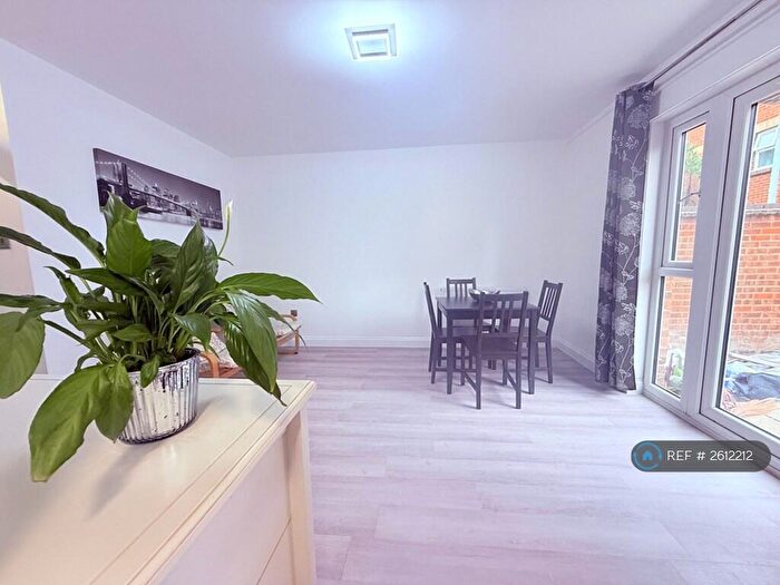 1 Bedroom Flat To Rent In Muirfield Close, Reading, RG1