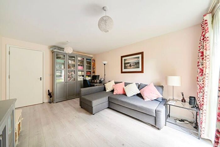 1 Bedroom Flat For Sale In Cedar House, Richmond, Surrey, TW9