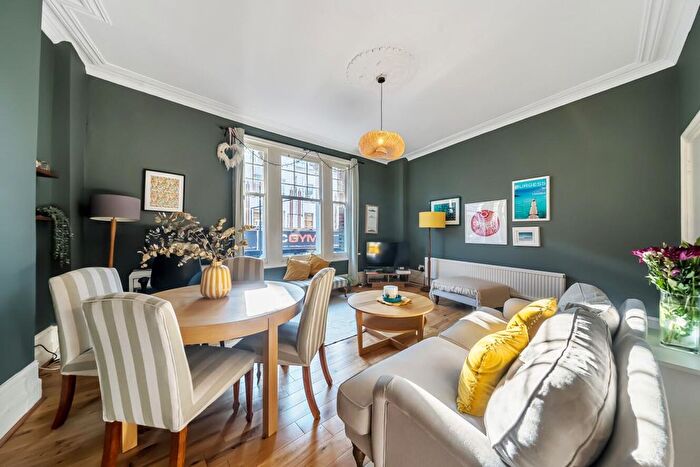 2 Bedroom Flat For Sale In Caistor Mews, Balham, London, SW12