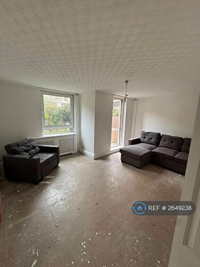 3 Bedroom Flat To Rent In Benham Close, London, SW11
