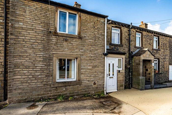 3 Bedroom Terraced House For Sale In New Hey Road, Huddersfield, HD3
