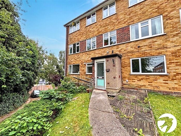 2 Bedroom Flat To Rent In Bramble Croft, Erith, DA8