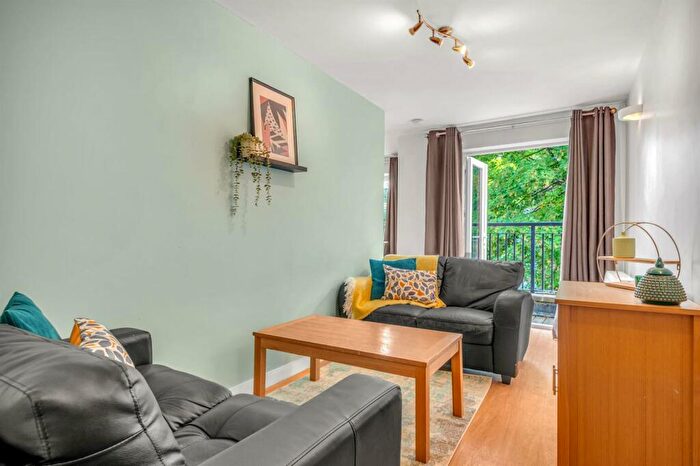 3 Bedroom Flat To Rent In Shire Oak Street, Headingley, LS6