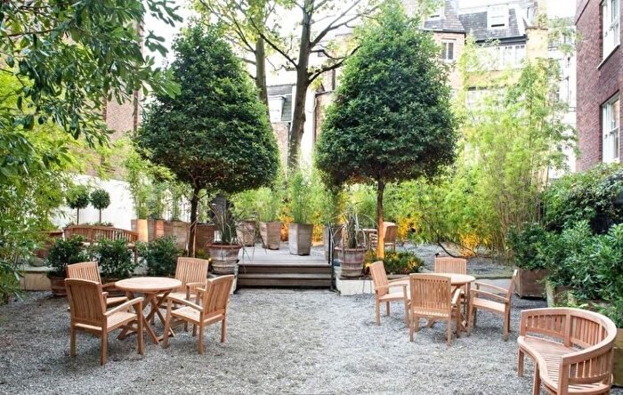 1 Bedroom Flat To Rent In Hill Street, London, W1J