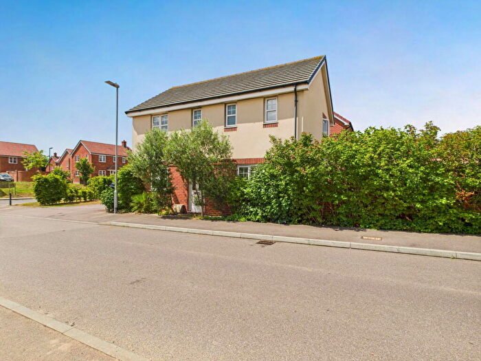 3 Bedroom Detached House For Sale In Hinchliff Drive, Wick, Littlehampton, BN17