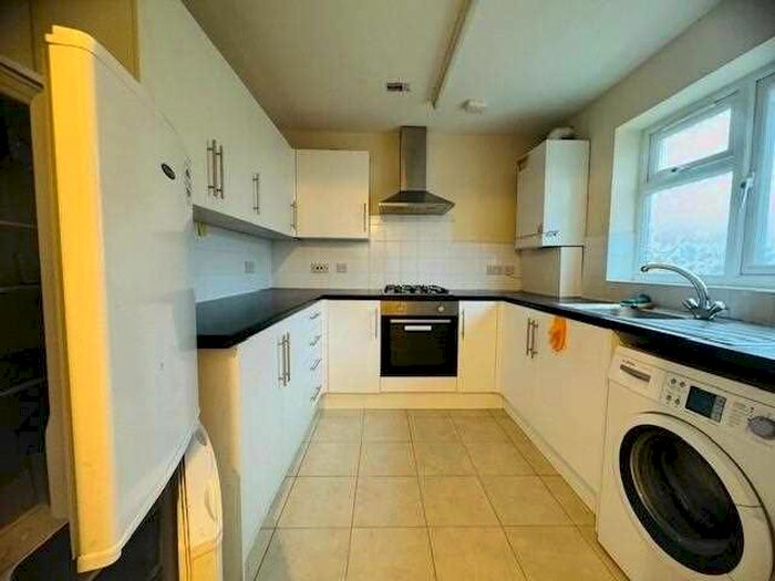 3 Bedroom Semi-Detached House To Rent In Rochfords Gardens, Slough, SL2