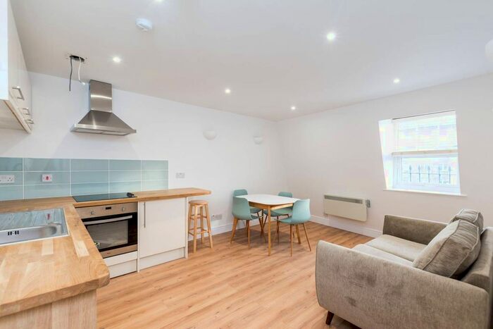 2 Bedroom Flat To Rent In Wandsworth Road, Vauxhall, London, SW8