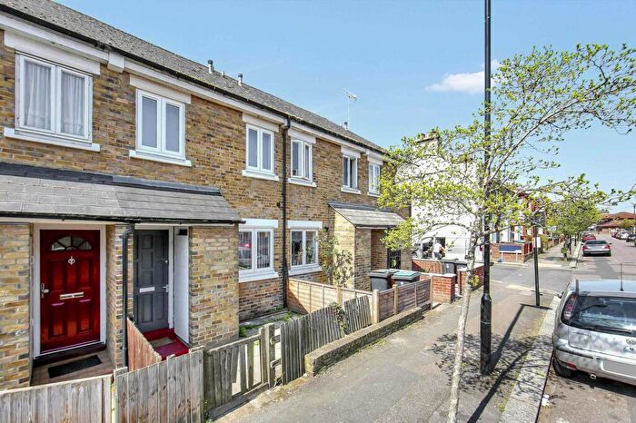 2 Bedroom Flat To Rent In Hanover Road, Walthamstow And Surrounding Areas, London, N15