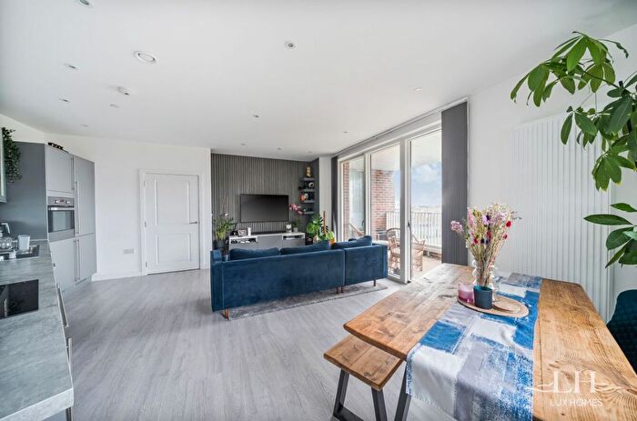 2 Bedroom Flat For Sale In Hamilton Mansions, Barking, IG11