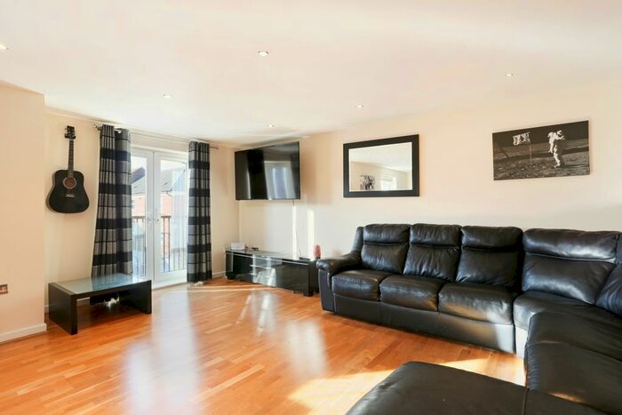 2 Bedroom Flat To Rent In Coppetts Road, London, N10