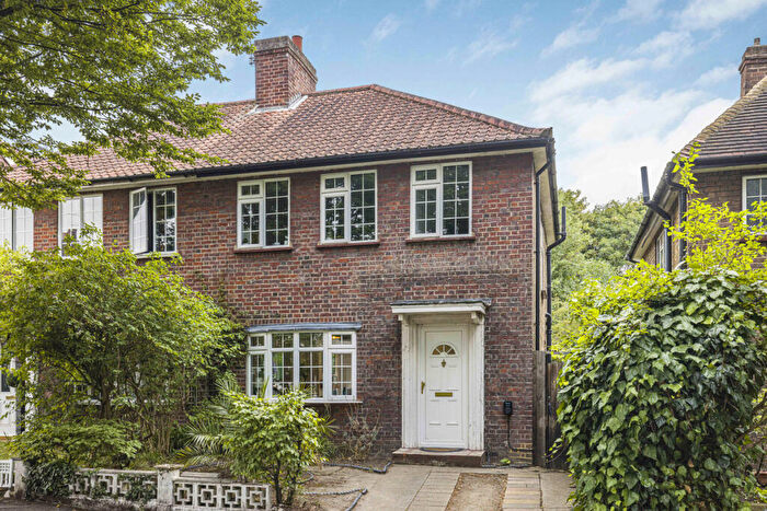 3 Bedroom Semi-Detached House To Rent In Fairfield Road, Bromley, BR1