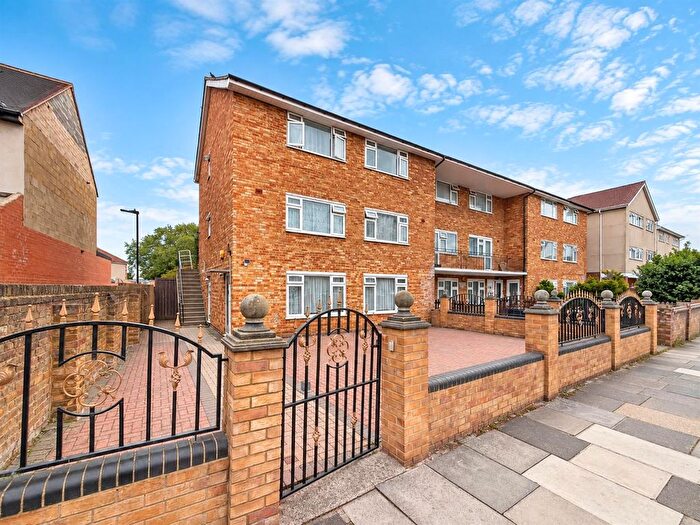 3 Bedroom Maisonette For Sale In Belvedere Court, Longford Avenue, Southall, UB1