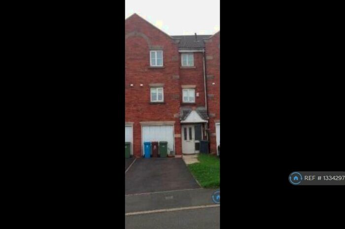 4 Bedroom Terraced House To Rent In Drive, Oldham, OL1