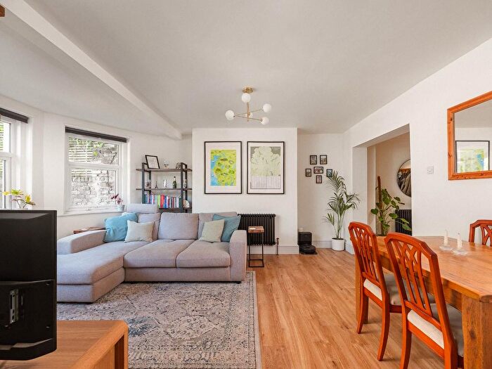 2 Bedroom Flat For Sale In Hampton Road, Redland, BS6