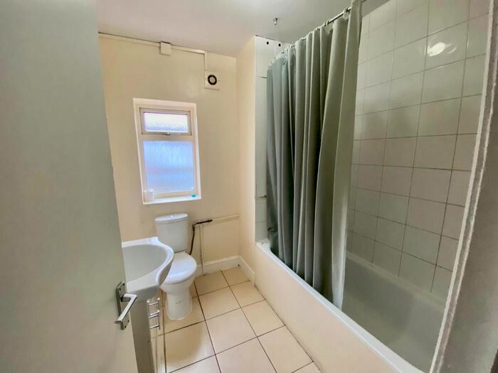 1 Bedroom Flat To Rent In Abbey Parade, London, SW19