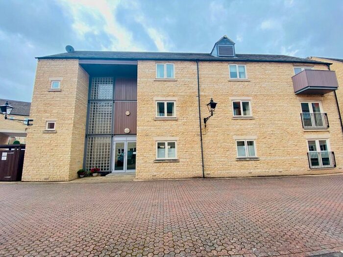 3 Bedroom Flat To Rent In Riverside Place, Stamford, PE9