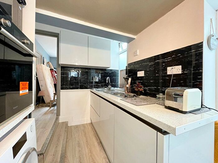 2 Bedroom Flat To Rent In Side Flat, St Margarets Road, Edgware, HA8