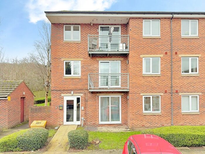 2 Bedroom Flat For Sale In Woodeson Lea, Leeds, LS13