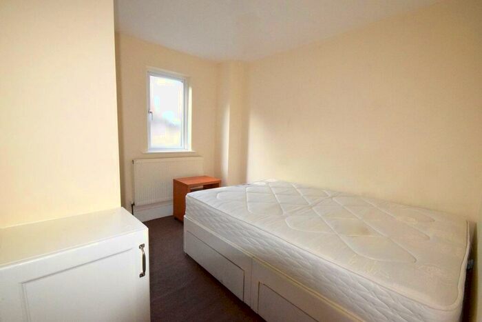 Studio To Rent In North End Road, London, NW11