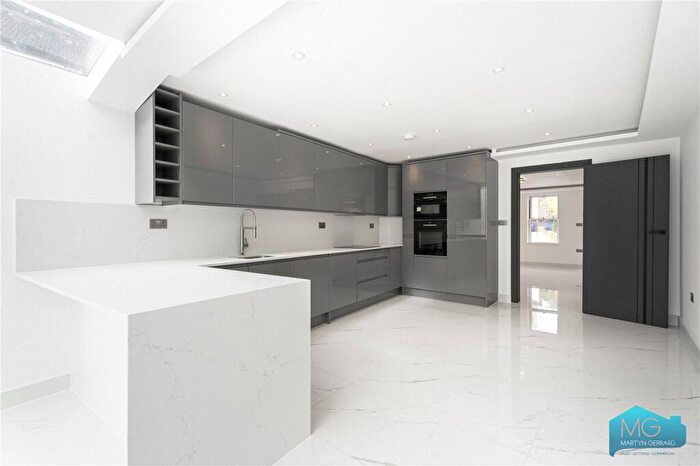 4 Bedroom Detached House For Sale In Park Road, Barnet, EN4