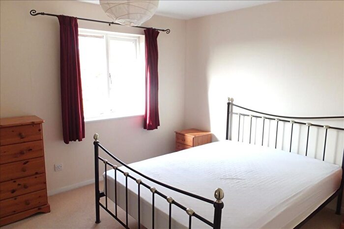 1 Bedroom Flat To Rent In Tanglewood Way, Feltham, TW13