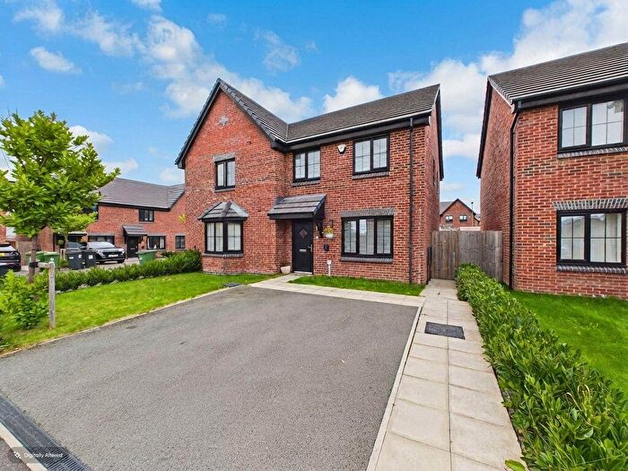 3 Bedroom Semi-Detached House For Sale In Damask Close, Worsley, Manchester, M28