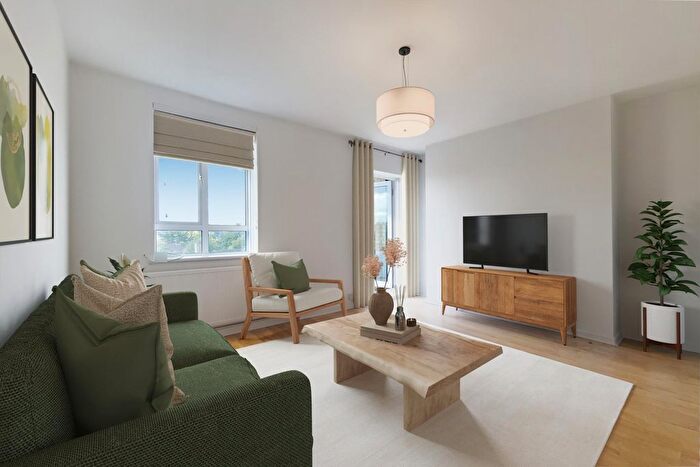 3 Bedroom Flat To Rent In Holberry House, London, SE21
