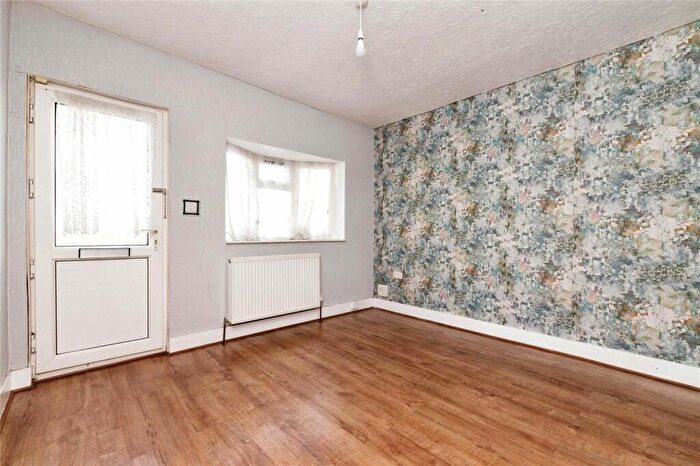 2 Bedroom End Of Terrace House For Sale In Argyll Road, Grays, Essex, RM17