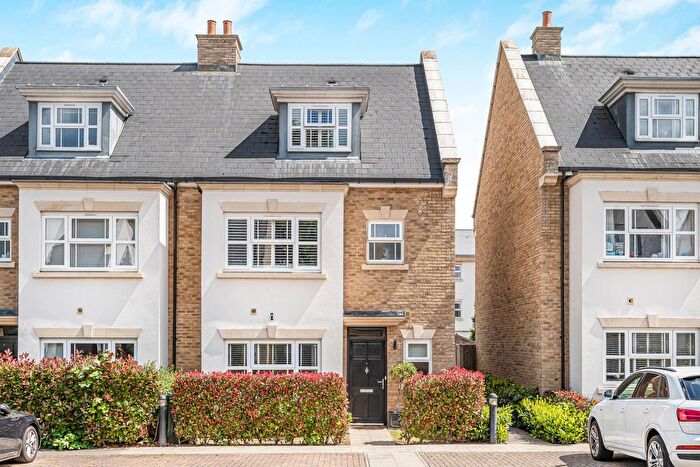 3 Bedroom End Of Terrace House For Sale In Cagney Close, Sunbury-On-Thames, Surrey, TW16