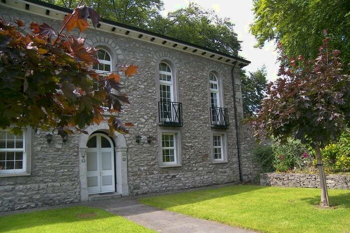 3 Bedroom Apartment To Rent In Chapel Court, Kendal, LA9