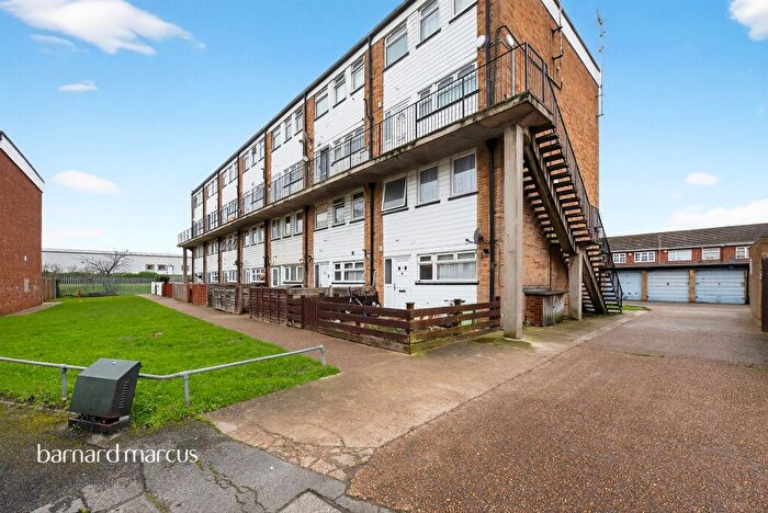 3 Bedroom Maisonette For Sale In Percy Bryant Road, Sunbury-On-Thames, TW16