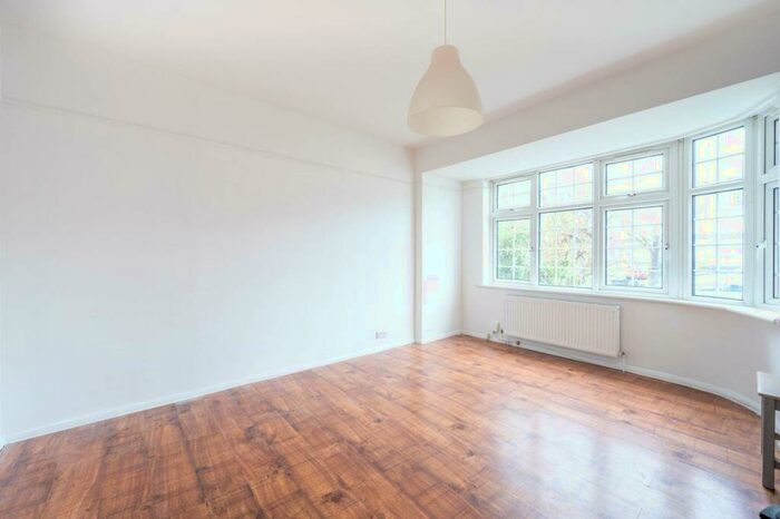 5 Bedroom Semi-Detached House To Rent In Sandhurst, Ilford, IG3