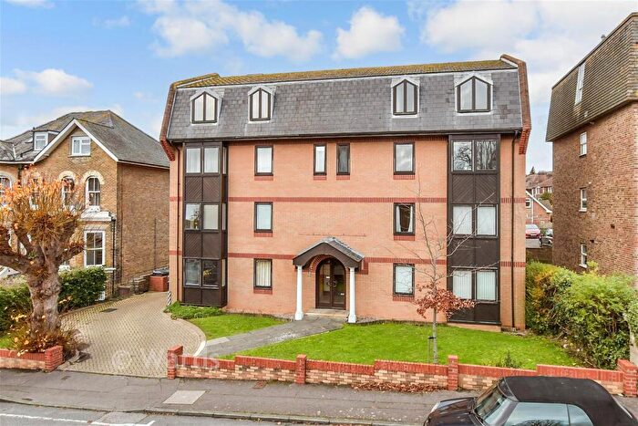 2 Bedroom Flat For Sale In Godwyne Road, Dover, Kent, CT16