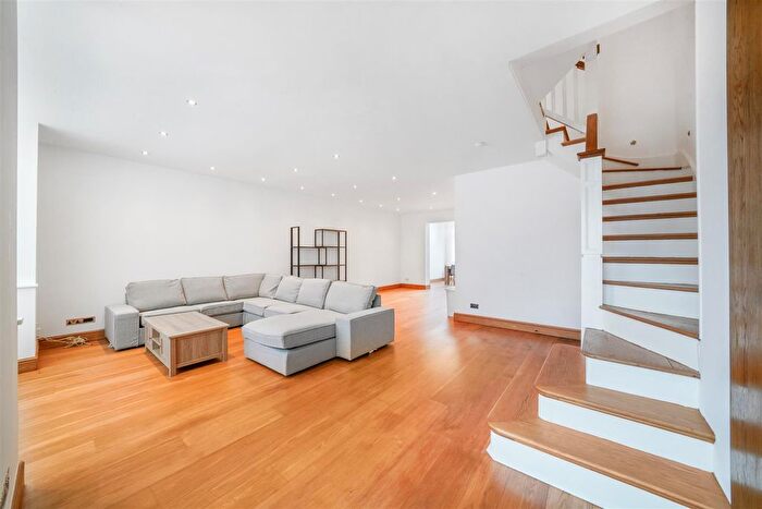 4 Bedroom End Of Terrace House To Rent In Montgomery Road, Edgware, HA8