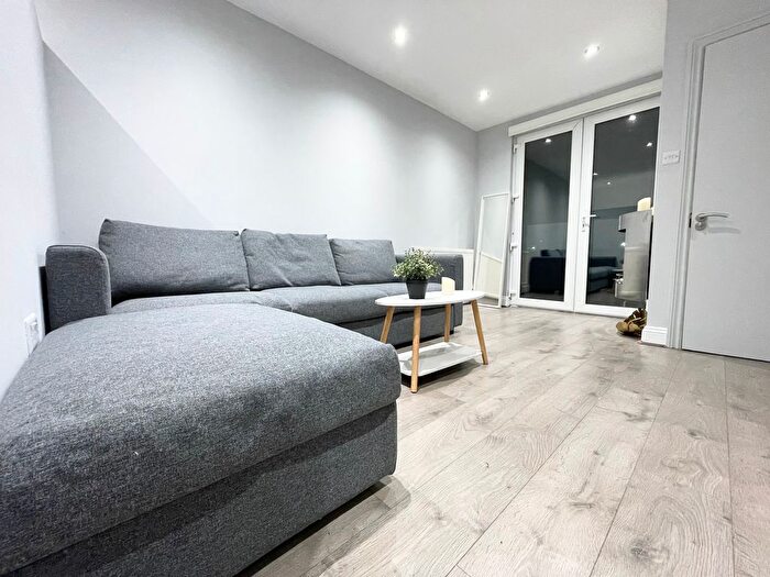 3 Bedroom Maisonette To Rent In Victoria Road, London, NW7